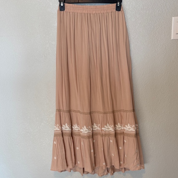Elegant Tan Maxi Skirt with White Floral Detail - Picture 4 of 4